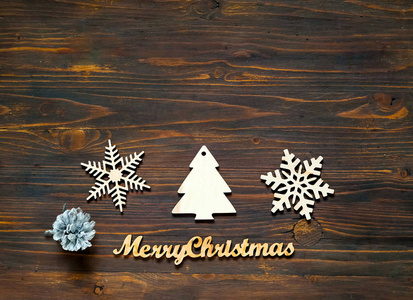 圣诞装饰。装饰木雪花和圣诞装饰品的木质背景, 新的年份假期概念, 特写, 复制空间