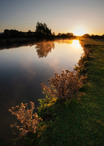 英国科茨沃尔德农村 Lechlade 泰晤士河的美丽日出景观形象