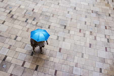 在下雨天把伞的人