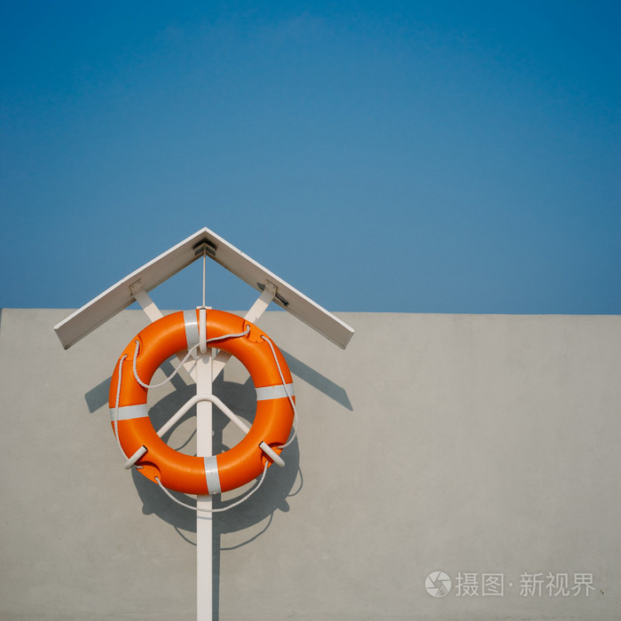 在码头上的橙色救生圈