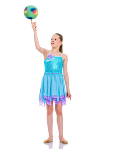 女孩体操运动员执行与球的锻炼