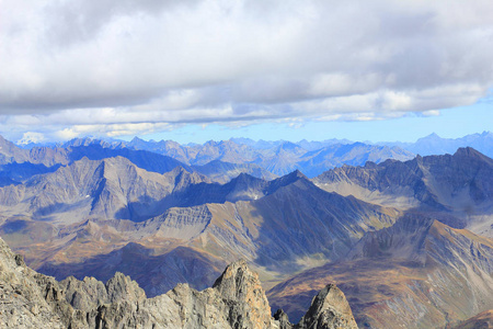 秋天意大利的山和岩石全景图片