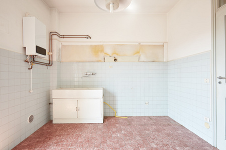 老空厨房内部与瓷砖地板图片