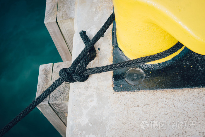 缆风绳绑在缆桩上码头