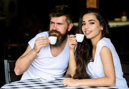 情侣相爱在咖啡馆喝黑咖啡咖啡。情侣喜欢热咖啡。喝黑咖啡有许多健康好处装载了抗氧化剂和营养素。愉快的咖啡休息
