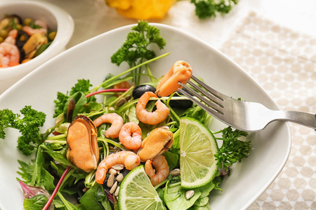 美味沙拉与海鲜和绿色蔬菜在碗里, 特写