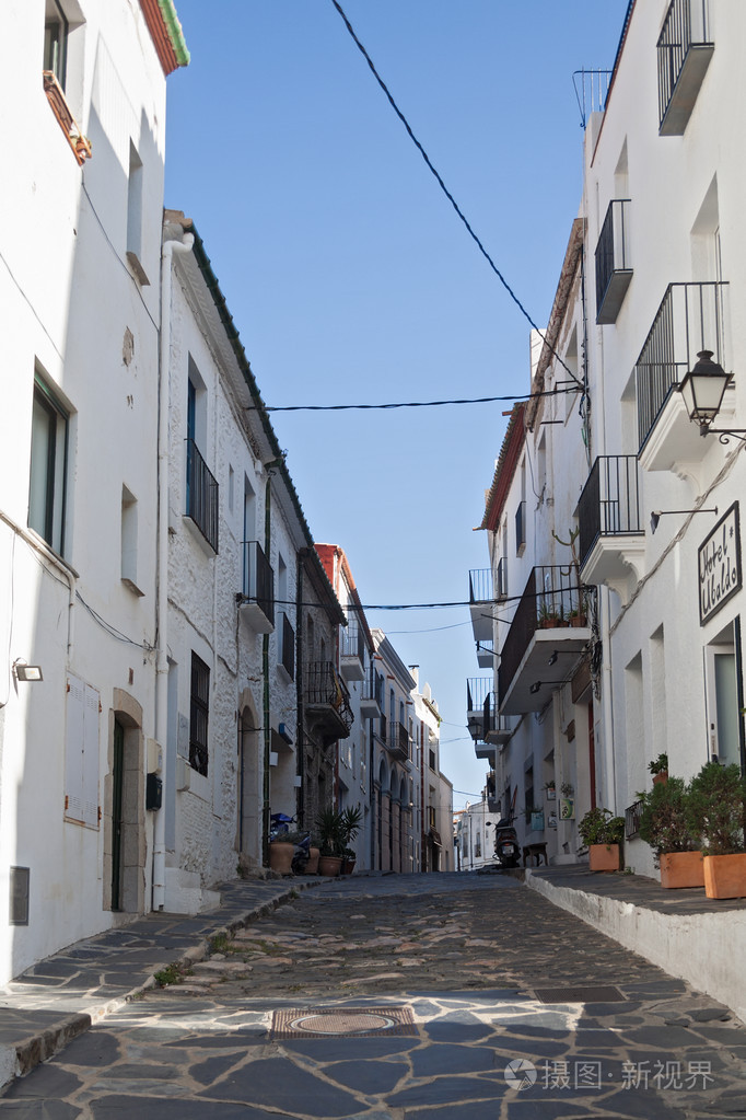 狭窄的街道,与白色的房子在卡达克斯,西班牙的历史中心照片-正版商用