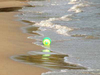 沙滩上的绿色球