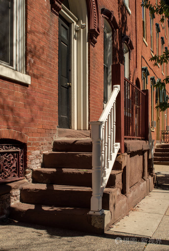 城市的人行道建筑.通向房子的台阶视图