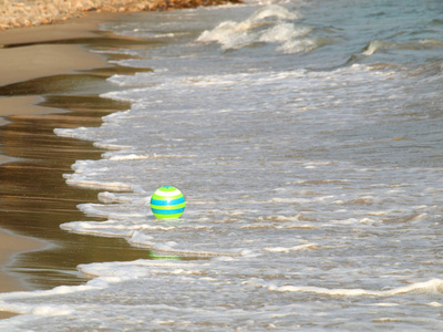 沙滩上的绿色球