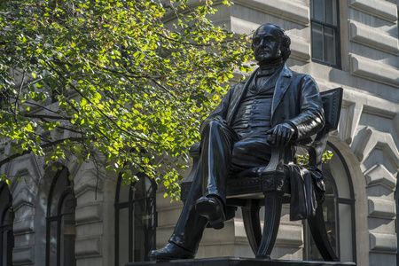 乔治. 皮博迪在伦敦的雕像