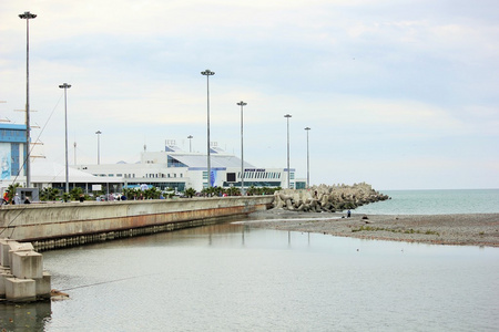 俯瞰大海和沙滩的海军基地