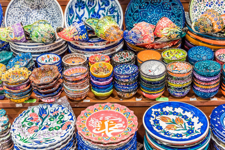 土耳其伊斯坦布尔大市集出售传统的土耳其陶瓷。多彩陶瓷纪念品