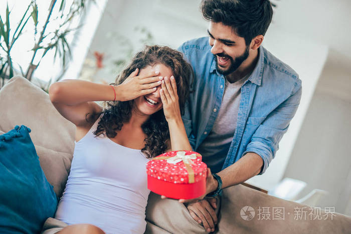 男人给女人在家里意外惊喜的礼物