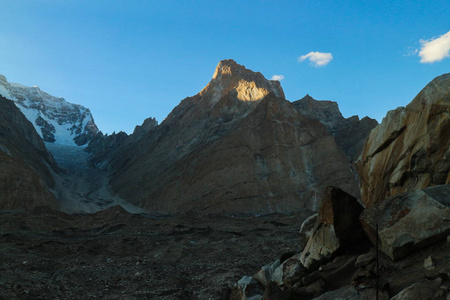 从巴基斯坦 K2 K2 基地营的喀喇昆仑山, 在日落视景范围内的主教峰