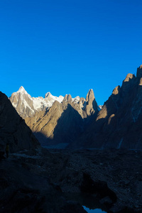 从巴基斯坦 K2 K2 基地营的喀喇昆仑山, 在日落视景范围内的主教峰