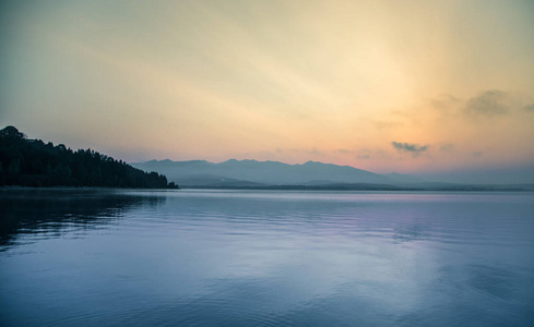 一个美丽的, 宁静的早晨的湖泊和山脉在远处的景观。七彩夏日风光, 山水如黎明。Tatra 山脉在斯洛伐克, 欧洲