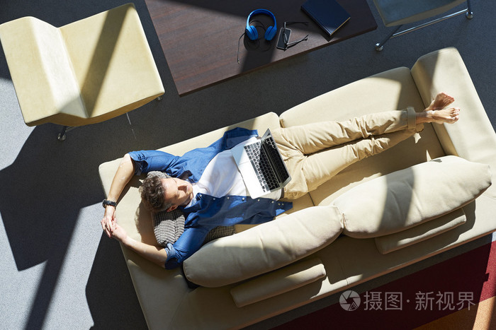 人躺在沙发上和放松