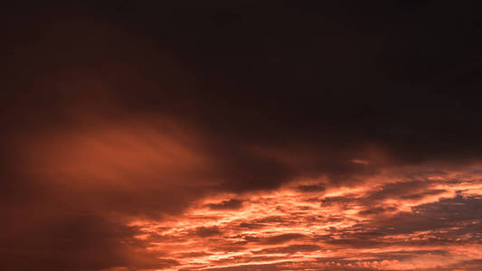 日落。云中的橙色天空