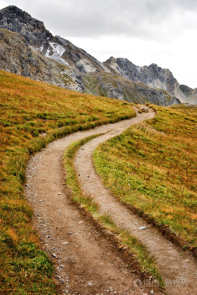 在草丛中的山间小道