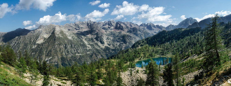 从山顶看到的高山湖泊