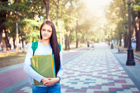 学生在大学校园里到户外散步