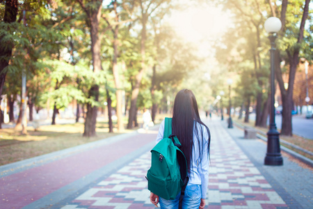 学生在大学校园里到户外散步