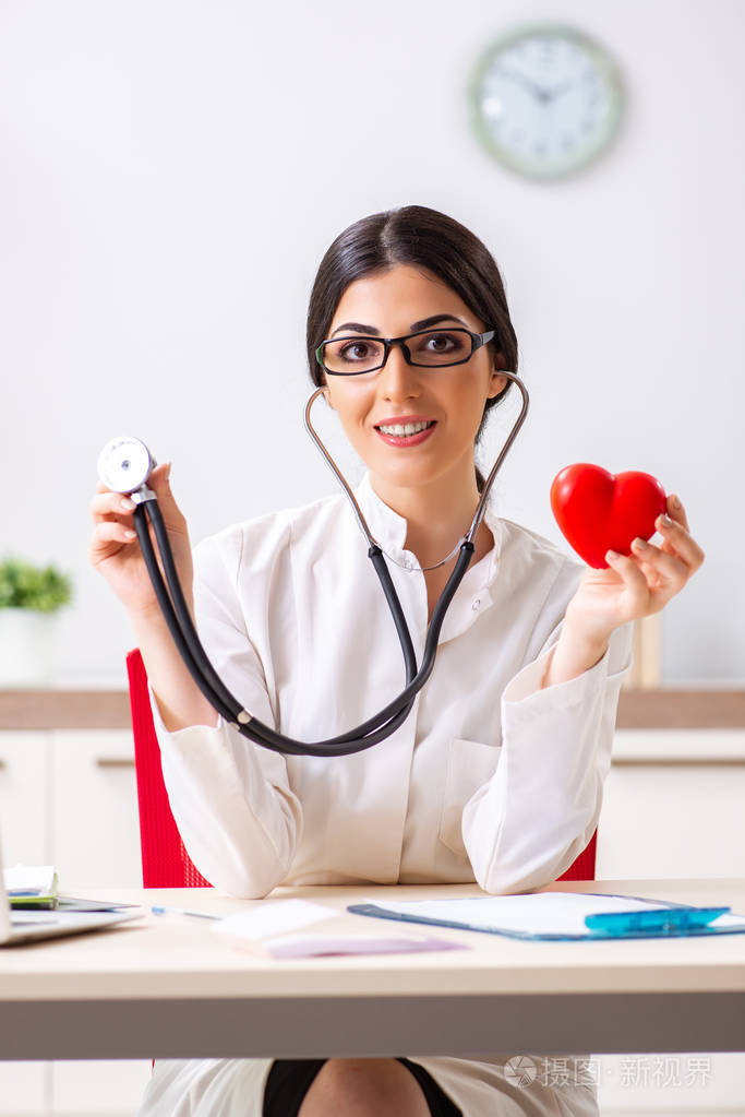 心脏护理概念的年轻医生