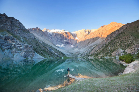文芳山 帕米尔的分支 美丽的宁静的湖在塔吉克斯坦