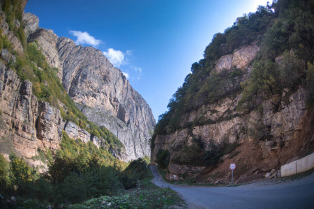 自行车山路。在高山上的薄雾山路。多云的天空与山路