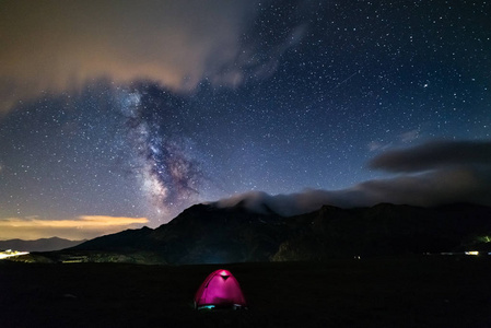 银河星在阿尔卑斯, 露营照明帐篷, 火星和木星行星, 白雪皑皑山脉, 天文夜空星空