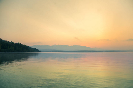 一个美丽的, 宁静的早晨的湖泊和山脉在远处的景观。七彩夏日风光, 山水如黎明。Tatra 山脉在斯洛伐克, 欧洲