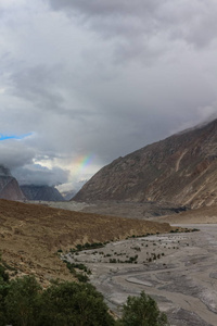 喀喇昆仑山山脉的 K2 徒步旅行小径, 位于巴基斯坦北部喀喇昆仑山山脉的 Braldu 河边徒步旅行