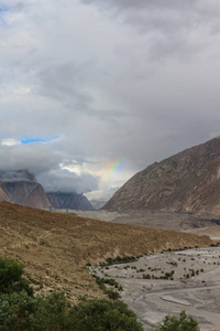 喀喇昆仑山山脉的 K2 徒步旅行小径, 位于巴基斯坦北部喀喇昆仑山山脉的 Braldu 河边徒步旅行