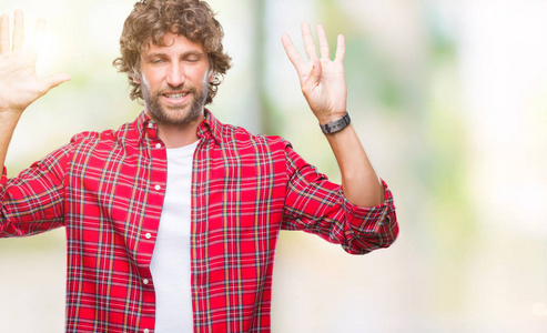 英俊的西班牙裔模特男子在孤立的背景显示和指向手指数九, 而微笑着自信和快乐