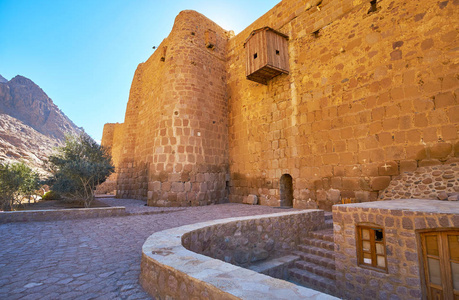 进入圣凯瑟琳修道院通过在巨大的堡垒墙壁的小门, 西奈, 埃及