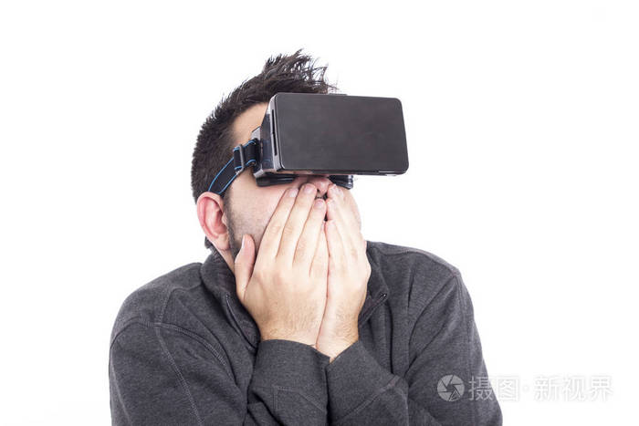 在白色演播室的恐惧的人戴 vr 眼镜