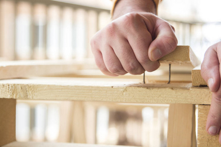 木匠建筑木制家具用木板和螺丝