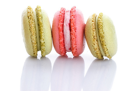 甜和色彩缤纷的法国杏仁饼或 macaron 白色背景上