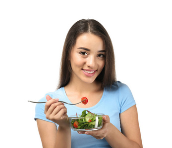 白色背景健康蔬菜沙拉的年轻妇女