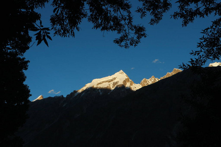 喀喇昆仑山山脉的 K2 徒步旅行小径, 位于巴基斯坦北部喀喇昆仑山山脉的 Braldu 河边徒步旅行