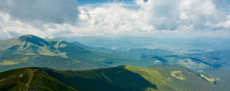 美丽的景色 Chornohora 山脊和美丽的多云天空从斜坡 Hoverla 山。风景秀丽的雾中长青针叶树低卧云中的山坡