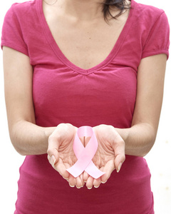 微笑的妇女与乳腺癌知觉丝带在白色背景