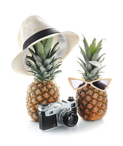 时尚的帽子, 菠萝, 相机和太阳镜在白色背景