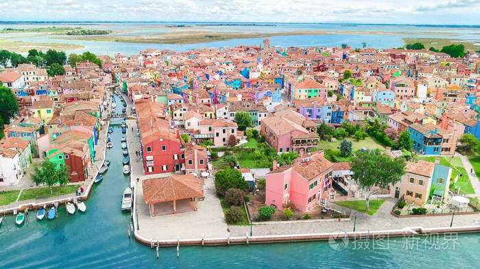 意大利上空威尼斯泻湖海中五颜六色的布拉诺岛鸟瞰图