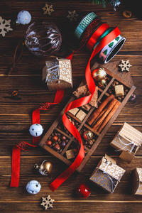 季节性和假日概念。木制木板上的圣诞装饰品和糖果