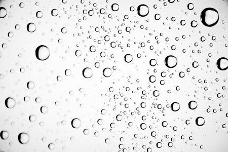 白色湿背景, 窗玻璃上的雨滴, 秋季天气的概念