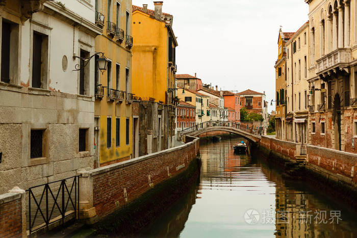 威尼斯狭窄的运河和古老的建筑