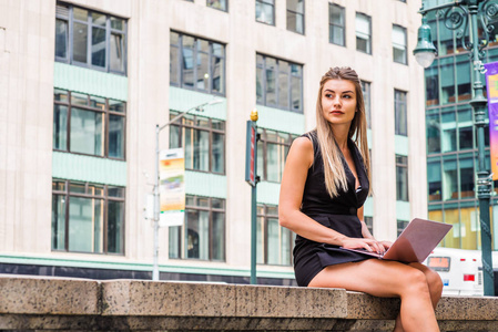 半坐这美少女图片