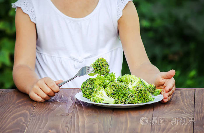 孩子吃蔬菜夏天的照片选择性焦点性质